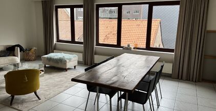 LEEMANS Immobilien vous propose à la location cet appartement entièrement prêt à emménager, situé dans le centre d'Asse. Grâce à son excellent emplacement, toutes les facilités nécessaires telles que les écoles, les transports publics, les maga