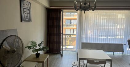 LEEMANS IMMOBILIËN biedt u dit opgefrist appartement te huur aan op een rustige locatie in het centrum van Zellik, op wandelafstand van alle voorzieningen. 

Dit betreft een tweeslaapkamer appartement op de tweede verdieping (lift aanwezig). Het appartem