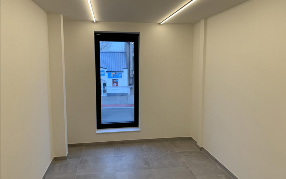 Leemans Immobiliën vous propose ce magnifique appartement neuf au cœur du quartier animé de Ninove.
Vivre à Ninove présente de nombreux avantages ;
La ville est située à deux pas de Bruxelles, d'Alost et de Gand et dispose d'un réseau de transport