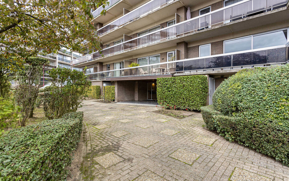 Leemans Immobiliën vous propose cet appartement au centre de Sint-Agatha-Berchem. L'appartement est situé au 7ème étage et offre une belle vue sur Bruxelles. Le bâtiment dispose d'un ascenseur. Grâce à son emplacement central, les routes d'accès, 