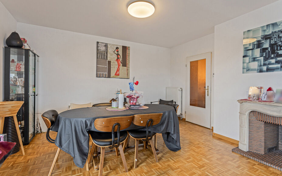 Leemans Immobiliën vous propose cet appartement au centre de Sint-Agatha-Berchem. L'appartement est situé au 7ème étage et offre une belle vue sur Bruxelles. Le bâtiment dispose d'un ascenseur. Grâce à son emplacement central, les routes d'accès, 