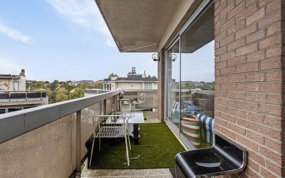 Leemans Immobiliën vous propose cet appartement au centre de Sint-Agatha-Berchem. L'appartement est situé au 7ème étage et offre une belle vue sur Bruxelles. Le bâtiment dispose d'un ascenseur. Grâce à son emplacement central, les routes d'accès, 