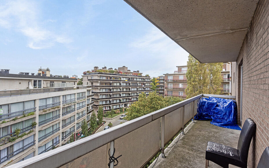 Leemans Immobiliën vous propose cet appartement au centre de Sint-Agatha-Berchem. L'appartement est situé au 7ème étage et offre une belle vue sur Bruxelles. Le bâtiment dispose d'un ascenseur. Grâce à son emplacement central, les routes d'accès, 