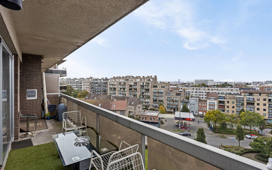 Leemans Immobiliën vous propose cet appartement au centre de Sint-Agatha-Berchem. L'appartement est situé au 7ème étage et offre une belle vue sur Bruxelles. Le bâtiment dispose d'un ascenseur. Grâce à son emplacement central, les routes d'accès, 