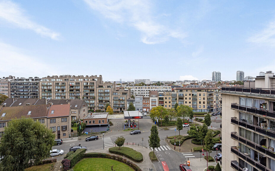 Leemans Immobiliën vous propose cet appartement au centre de Sint-Agatha-Berchem. L'appartement est situé au 7ème étage et offre une belle vue sur Bruxelles. Le bâtiment dispose d'un ascenseur. Grâce à son emplacement central, les routes d'accès, 