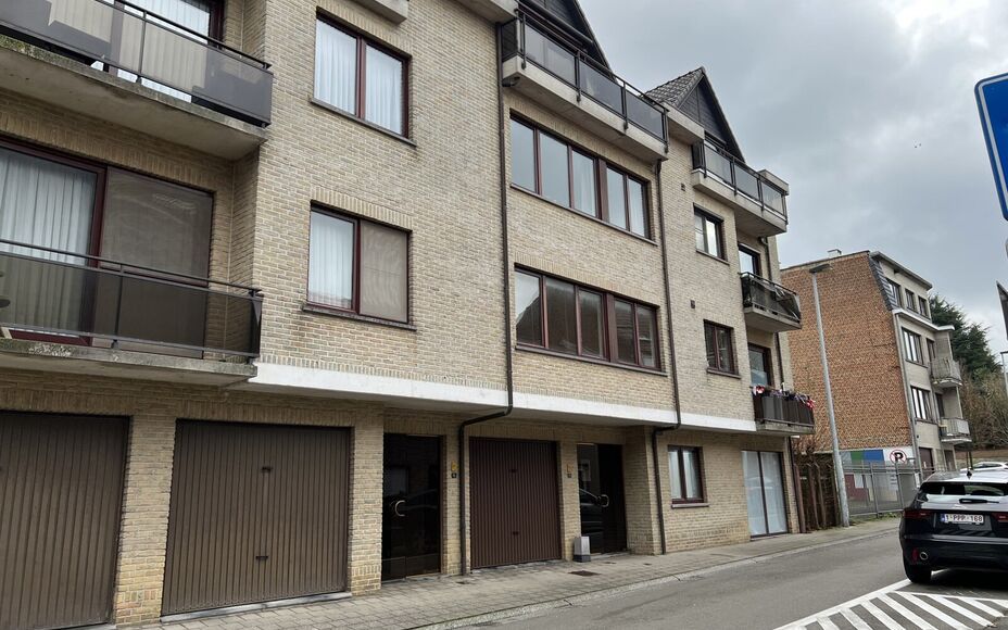 LEEMANS Immobiliën biedt dit instapklaar appartement te huur aan, gelegen in het centrum van Asse. Dankzij de uitstekende ligging bevinden zich alle nodige voorzieningen, zoals scholen, openbaar vervoer, winkels, treinstation, sportcentra,.. op wandelafs