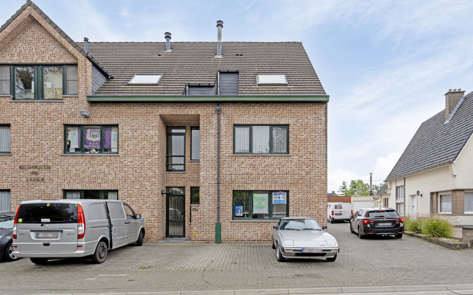 Leemans immobiliën biedt u dit gelijkvloers appartement aan op een toplocatie in Aalst! Door zijn centrale ligging is het centrum van Aalst zeer nabij alsook winkels, openbaar vervoer, scholen, sportinfrastructuur en wandel/fietswegen.Het appartement is 