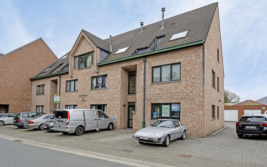 Leemans immobiliën biedt u dit gelijkvloers appartement aan op een toplocatie in Aalst! Door zijn centrale ligging is het centrum van Aalst zeer nabij alsook winkels, openbaar vervoer, scholen, sportinfrastructuur en wandel/fietswegen.Het appartement is 