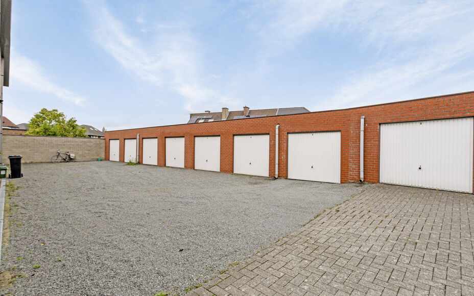 Leemans immobiliën biedt u dit gelijkvloers appartement aan op een toplocatie in Aalst! Door zijn centrale ligging is het centrum van Aalst zeer nabij alsook winkels, openbaar vervoer, scholen, sportinfrastructuur en wandel/fietswegen.Het appartement is 