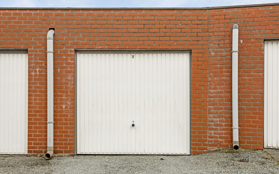 Leemans immobiliën biedt u dit gelijkvloers appartement aan op een toplocatie in Aalst! Door zijn centrale ligging is het centrum van Aalst zeer nabij alsook winkels, openbaar vervoer, scholen, sportinfrastructuur en wandel/fietswegen.Het appartement is 