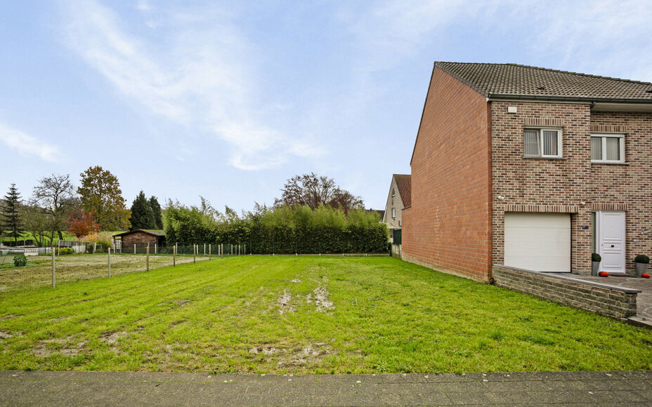 Bent U op zoek naar een rustig gelegen bouwgrond in de groene rand rond Brussel? Maar toch met de dichte nabijheid van openbaar vervoer? 


LEEMANS IMMOBILIËN biedt U deze ideaal gelegen bouwgrond aan in Mollem, een deelgemeente van Asse, met een zeer gu