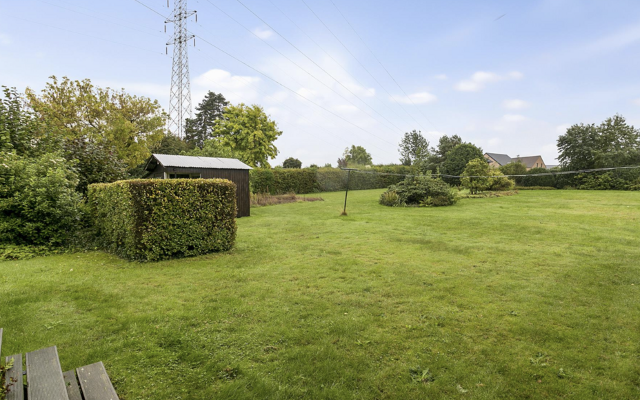 LEEMANS IMMOBILIËN biedt u deze bouwgrond voor een vrijstaande woning. Het lot bevindt zich in 2e bouworde en heeft een oppervlakte van 13a 03ca. Het lot bevindt zich in het binnengebied achter de Begijnenborrestraat. De bebouwbare zone heeft volgende af