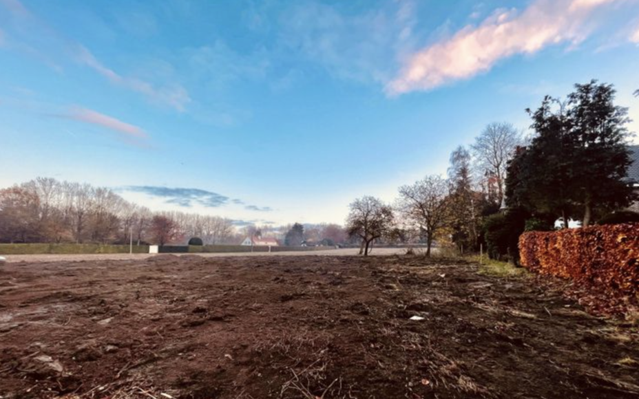 Prachtige villagrond voor open bebouwing met een oppervlakte van 10a88ca op een unieke en uitzonderlijk rustig gelegen locatie te Brussegem

Deze grond biedt u de mogelijkheid tot het bouwen van een ruime villa en bevindt zich op enkele stappen van de bef