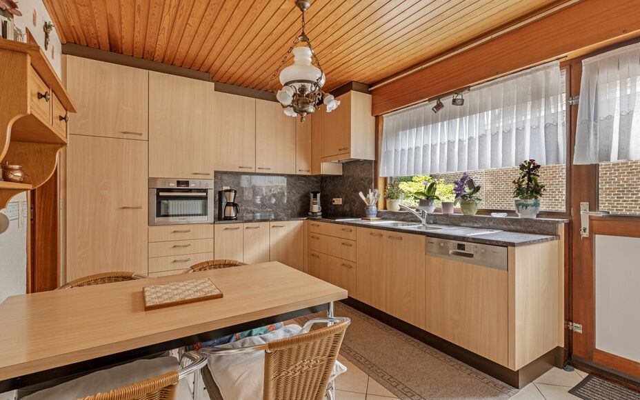 ** IN OPTIE ** LEEMANS IMMOBILIËN biedt u deze charmante woning aan in het landelijke Krokegem (Asse), de ideale gezins- en/of starterswoning! Het betreft een driegevelwoning gelegen in een rustige residentiële straat, doch in de onmiddellijke nabijheid