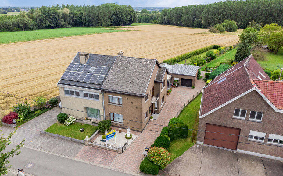 ** IN OPTIE ** LEEMANS IMMOBILIËN biedt u deze charmante woning aan in het landelijke Krokegem (Asse), de ideale gezins- en/of starterswoning! Het betreft een driegevelwoning gelegen in een rustige residentiële straat, doch in de onmiddellijke nabijheid