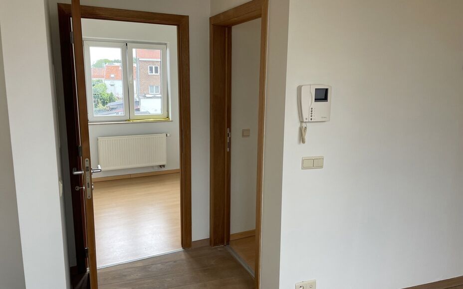 Leemans immobiliën biedt u dit prachtig dakappartement aan in het centrum van Asse.Door zijn topligging zijn alle faciliteiten zoals winkels, scholen , ziekenhuis, park, openbaar vervoer en sportinfrastructuur op wandelafstand. Het appartement is instapk