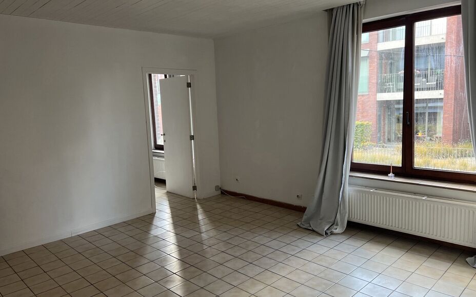 LEEMANS Immobilien propose à la location ce spacieux duplex dans le centre d'Asse. Appartement en duplex entièrement prêt à être emménagé dans un petit immeuble résidentiel récent de deux unités.

L'espace de vie au premier étage se compose d'u