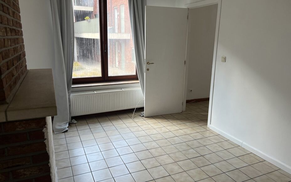 LEEMANS Immobiliën biedt u deze ruime duplex te huur aan in het centrum van Asse. Volledig instapklaar duplex-appartement in een klein recent residentieel appartementsgebouw van twee wooneenheden.

Het woongedeelte op de eerste verdieping bestaat uit een