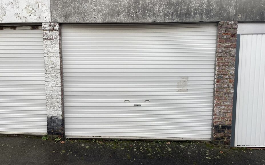 Garage box à louer au centre d'Alost dans un emplacement privilégié.
Pour plus d'informations : immo@kantoorleemans.be ou 02/306.90.00