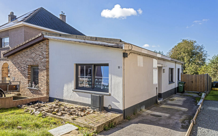 LEEMANS IMMOBILIËN biedt u deze gerenoveerde ééngezinswoning aan op wandelafstand van het centrum van Erembodgem (Aalst)! Gelegen in een rustige doodlopende straat, doch dichtbij alle voorzieningen zoals winkels, scholen, openbaar vervoer,... Ideale st