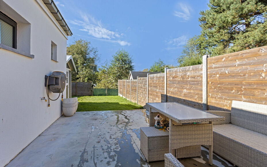 LEEMANS IMMOBILIËN biedt u deze gerenoveerde ééngezinswoning aan op wandelafstand van het centrum van Erembodgem (Aalst)! Gelegen in een rustige doodlopende straat, doch dichtbij alle voorzieningen zoals winkels, scholen, openbaar vervoer,... Ideale st