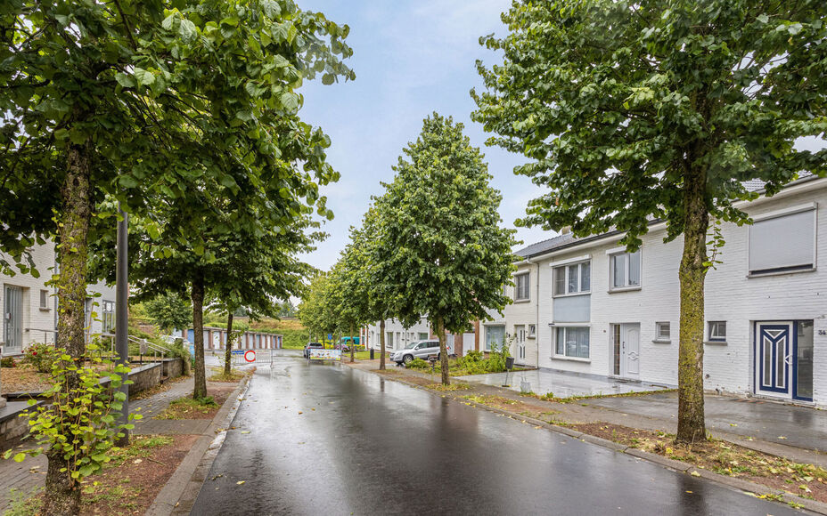 Leemans immobiliën biedt u deze comfortabele woning aan in het centrum van het bruisende Asse. Door zijn centrale ligging zijn alle faciliteiten zoals winkels, horeca, openbaar vervoer, scholen, sportinfrastructuur en invalswegen zeer nabij.
De woning is