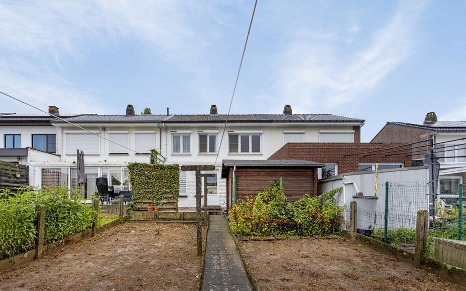 Leemans immobiliën biedt u deze comfortabele woning aan in het centrum van het bruisende Asse. Door zijn centrale ligging zijn alle faciliteiten zoals winkels, horeca, openbaar vervoer, scholen, sportinfrastructuur en invalswegen zeer nabij.
De woning is