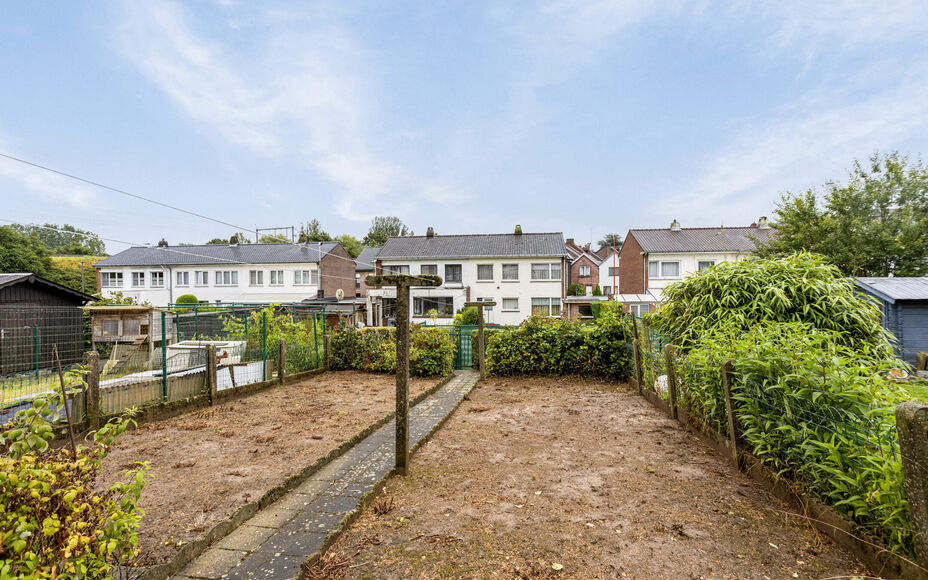 Leemans immobiliën biedt u deze comfortabele woning aan in het centrum van het bruisende Asse. Door zijn centrale ligging zijn alle faciliteiten zoals winkels, horeca, openbaar vervoer, scholen, sportinfrastructuur en invalswegen zeer nabij.
De woning is