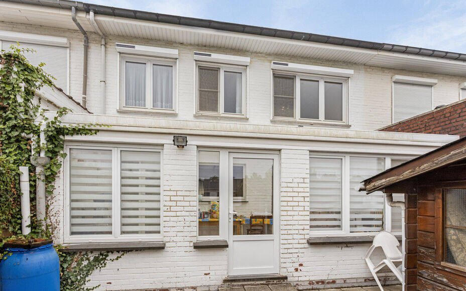 Leemans immobiliën biedt u deze comfortabele woning aan in het centrum van het bruisende Asse. Door zijn centrale ligging zijn alle faciliteiten zoals winkels, horeca, openbaar vervoer, scholen, sportinfrastructuur en invalswegen zeer nabij.
De woning is