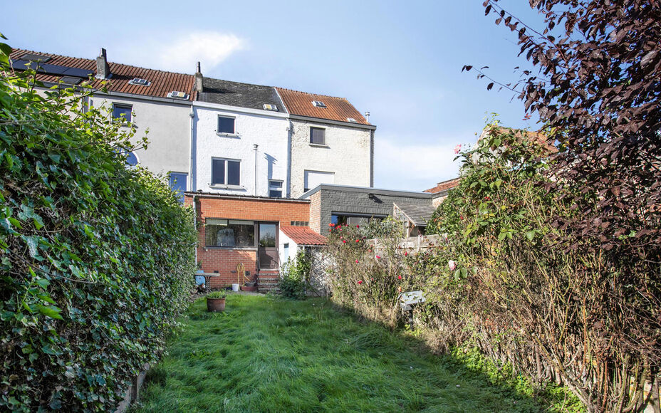 LEEMANS IMMOBILIËN biedt u deze ééngezinswoning aan op wandelafstand van het centrum van Asse! Gelegen in een rustige doodlopende straat op enkele passen van het bruisende centrum van Asse, dichtbij alle faciliteiten. 

De indeling van de woning is als