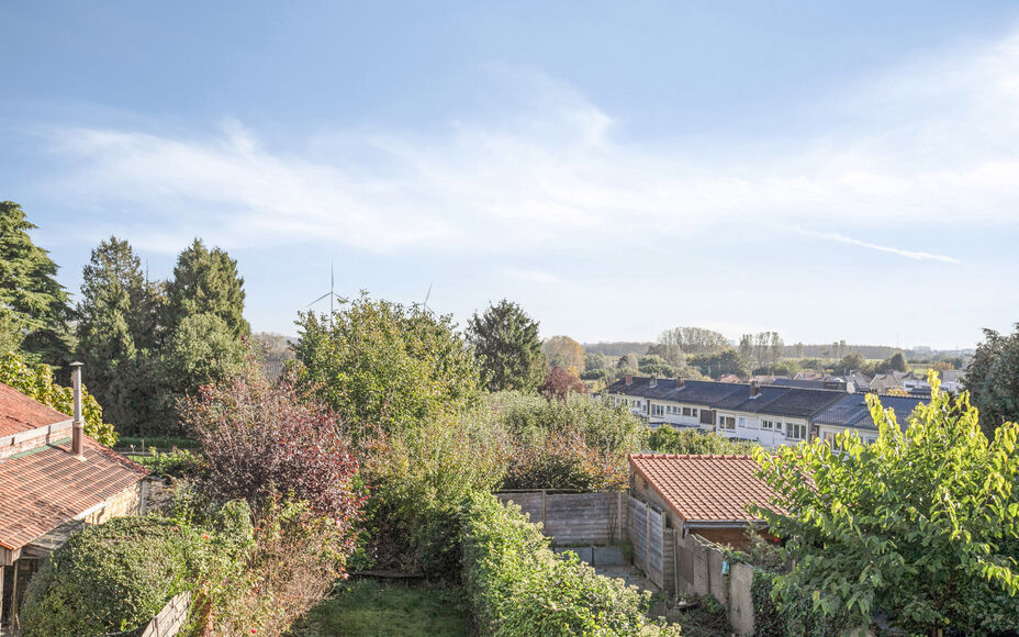 LEEMANS IMMOBILIËN biedt u deze ééngezinswoning aan op wandelafstand van het centrum van Asse! Gelegen in een rustige doodlopende straat op enkele passen van het bruisende centrum van Asse, dichtbij alle faciliteiten. 

De indeling van de woning is als