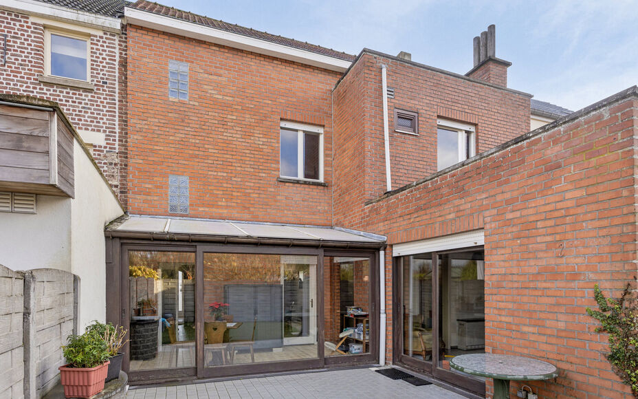 Leemans immobiliën biedt u deze ruime charmante woning aan op een centrale ligging in Mollem(Asse).Alle faciliteiten zoals scholen, winkels, invalswegen, sportinfrastructuur en openbaar vervoer zijn zeer nabij.De woning heeft renovatie nodig maar biedt v