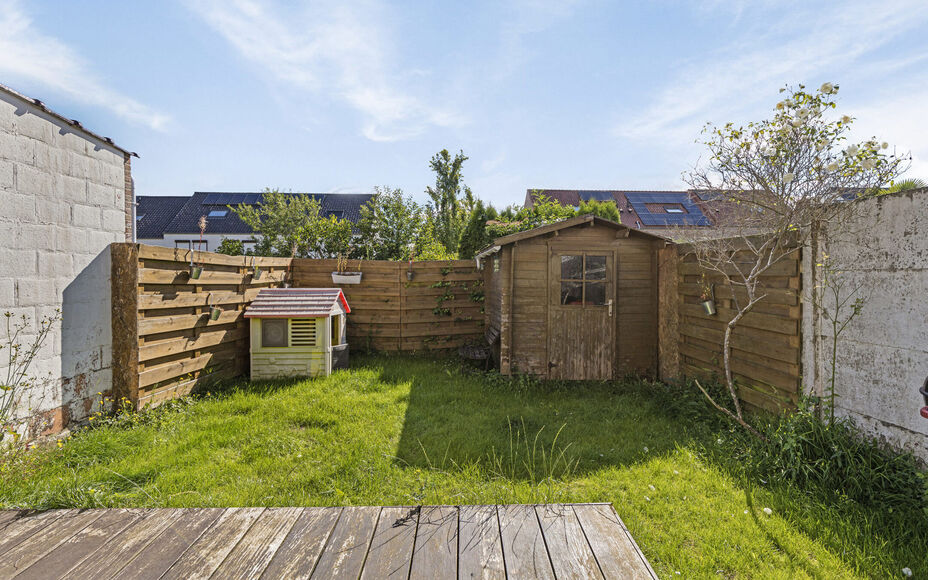 Leemans immobiliën biedt u deze woning aan in het centrum van Groot-Bijgaarden. Door de centrale ligging van de woning zijn winkels, scholen, sportinfrastructuur, openbaar vervoer en invalswegen zeer nabij. De woning is instapklaar en is als volgt ingede