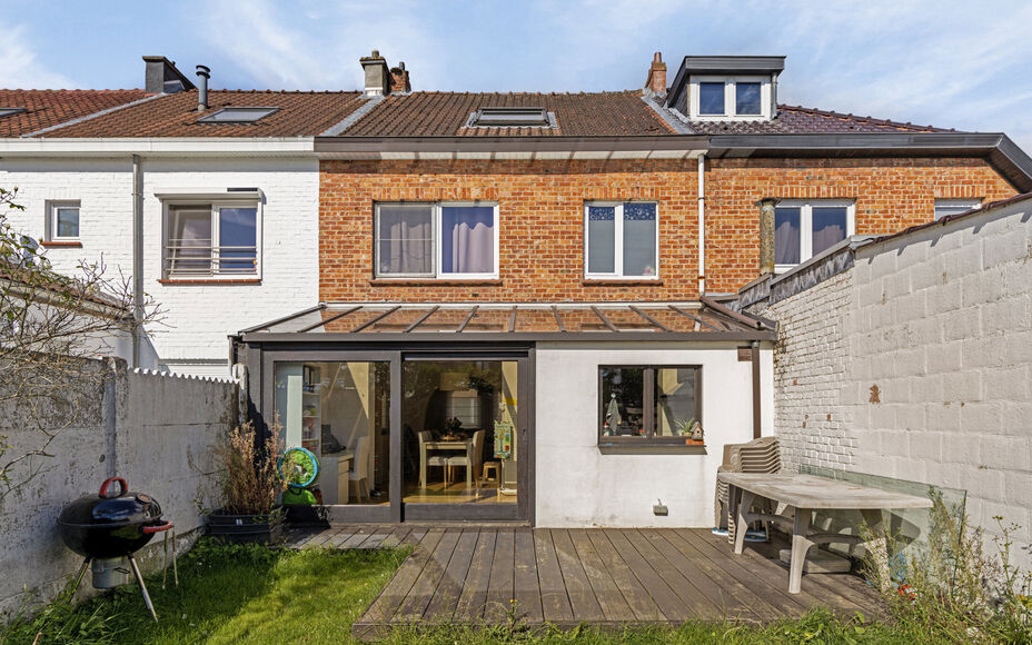 Leemans immobiliën biedt u deze woning aan in het centrum van Groot-Bijgaarden. Door de centrale ligging van de woning zijn winkels, scholen, sportinfrastructuur, openbaar vervoer en invalswegen zeer nabij. De woning is instapklaar en is als volgt ingede