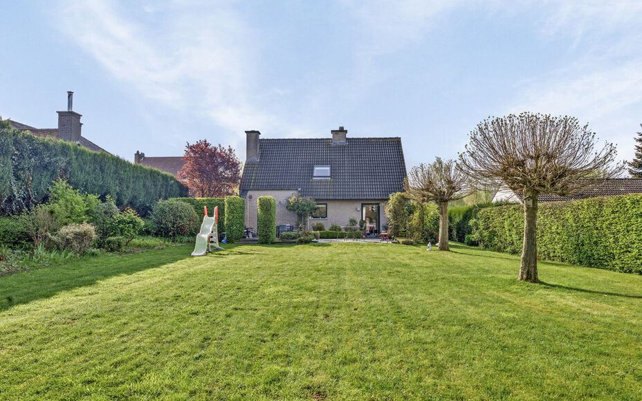 Leemans immobiliën biedt u deze instapklare woning aan op een landelijke ligging in Galmaarden op een perceel van 12 are. Door zijn centrale ligging zijn winkels, scholen, openbaar vervoer , wandel en fietsroutes en het centrum  zeer nabij.De woning omva