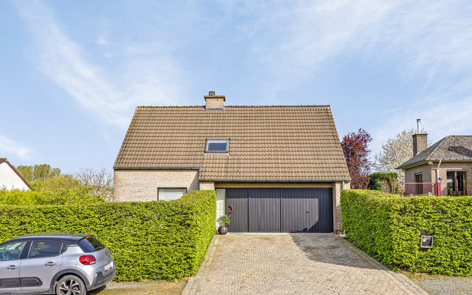 Leemans immobiliën biedt u deze instapklare woning aan op een landelijke ligging in Galmaarden op een perceel van 12 are. Door zijn centrale ligging zijn winkels, scholen, openbaar vervoer , wandel en fietsroutes en het centrum  zeer nabij.De woning omva