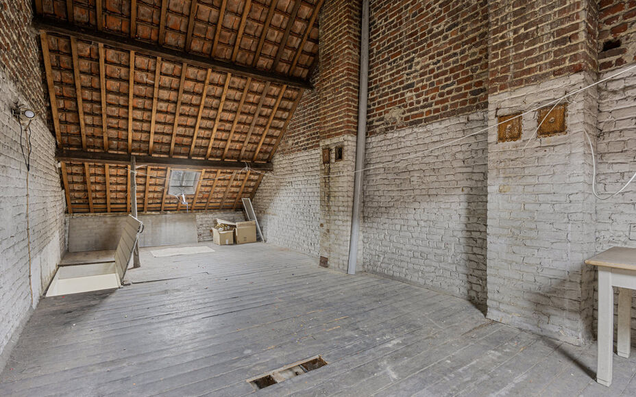 LEEMANS IMMOBILIËN biedt u deze ééngezinswoning aan op wandelafstand van het centrum van Wemmel! Gelegen in een rustige residentiële straat, doch dichtbij alle faciliteiten waar alles gemakkelijk te bereiken is op wandelafstand. 

De indeling van de w