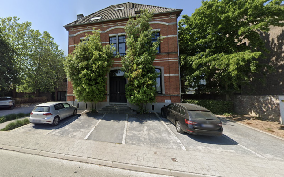 Leemans immobiliën biedt u dit kantoor/praktijk ruimte aan in Sint-Katarina-Lombeek(Ternat). Het gebouw is gekend in Ternat als het Medisch Centrum Ternat en heeft parking aan het gebouw alsook aan de zijkant.Door zijn centrale ligging is dit gebouw gema