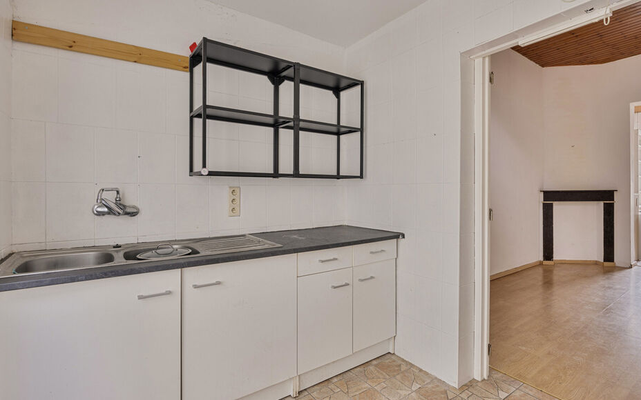 LEEMANS IMMOBILIEN vous propose cette maison unifamiliale à quelques pas du centre de Wemmel ! Située dans une rue résidentielle calme, mais proche de toutes les facilités où tout est facilement accessible à pied. 

L'agencement de la propriété es