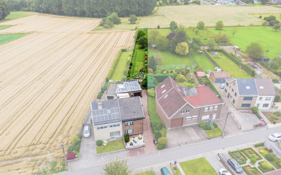 ** EN OPTION ** LEEMANS IMMOBILIËN vous propose cette propriété de caractère dans la région de Krokegem (Asse), une maison idéale pour une famille ou un débutant ! Il s'agit d'une maison à trois façades située dans une rue résidentielle, mais ?