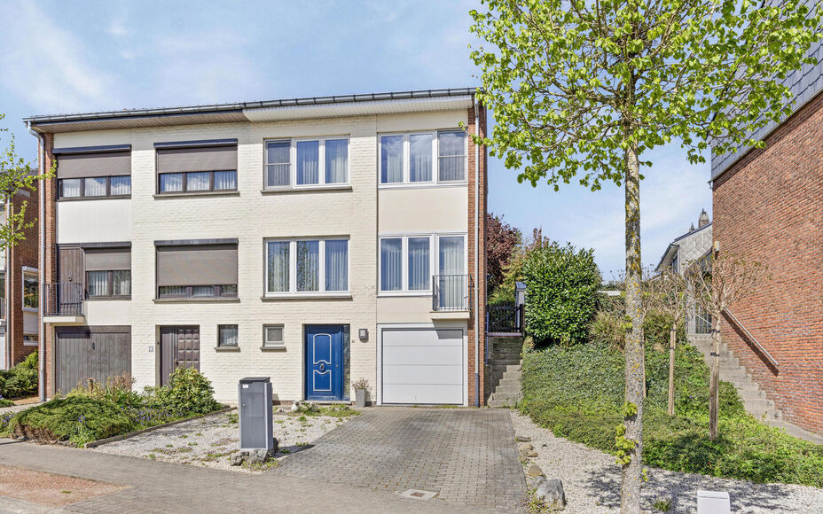 LEEMANS IMMOBILIEN vous propose cette charmante maison à trois façades dans le centre d'Asse.

Le centre d'Asse offre des magasins, des restaurants, des transports publics, une connexion directe à Ternat, Dilbeek, E40, ......
La propriété est située