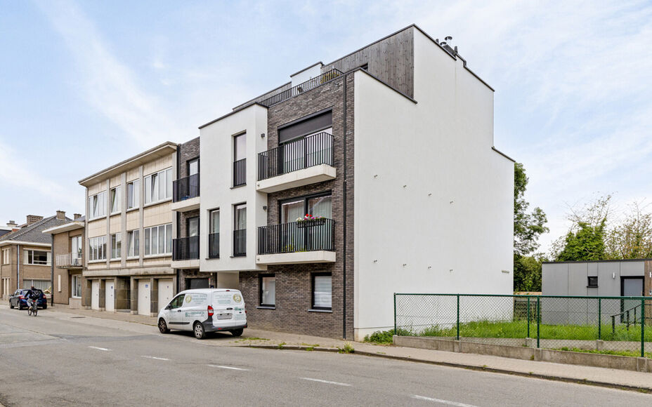 Leemans immobiliën biedt u dit prachtig  penthouse appartement aan in het centrum van Groot-Bijgaarden. Door zijn centrale ligging zijn  winkels, openbaar vervoer, scholen,  en sportinfrastructuur op wandelafstand. Het appartement is gelegen op de 3 de v