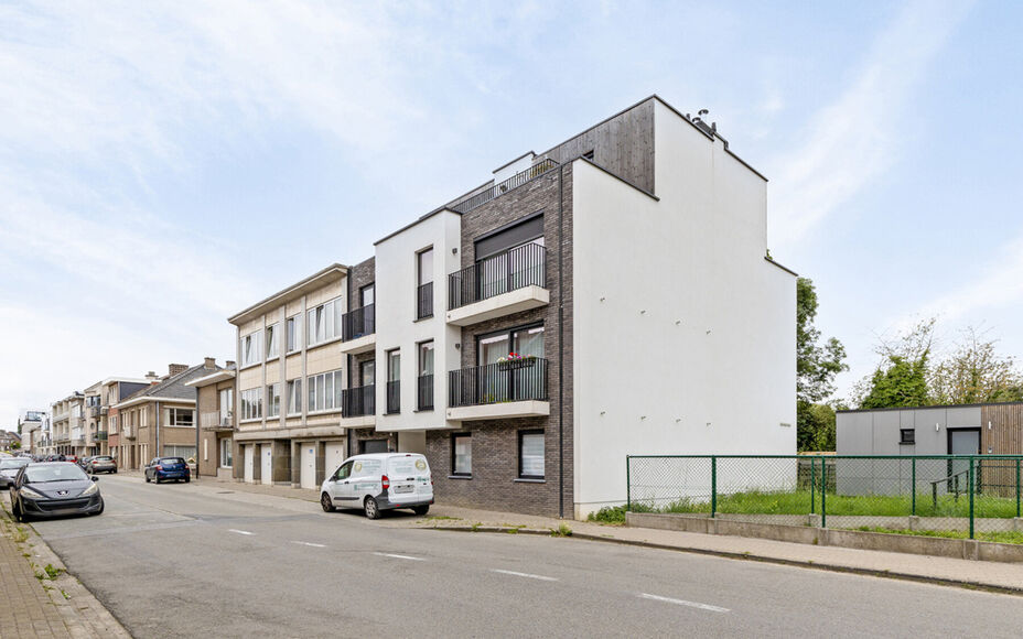 Leemans immobiliën biedt u dit prachtig  penthouse appartement aan in het centrum van Groot-Bijgaarden. Door zijn centrale ligging zijn  winkels, openbaar vervoer, scholen,  en sportinfrastructuur op wandelafstand. Het appartement is gelegen op de 3 de v