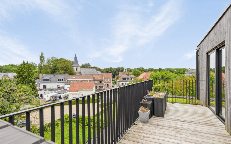 Leemans immobiliën biedt u dit prachtig  penthouse appartement aan in het centrum van Groot-Bijgaarden. Door zijn centrale ligging zijn  winkels, openbaar vervoer, scholen,  en sportinfrastructuur op wandelafstand. Het appartement is gelegen op de 3 de v