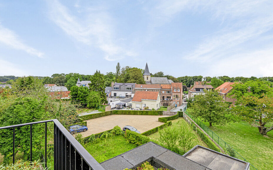 Leemans immobiliën biedt u dit prachtig  penthouse appartement aan in het centrum van Groot-Bijgaarden. Door zijn centrale ligging zijn  winkels, openbaar vervoer, scholen,  en sportinfrastructuur op wandelafstand. Het appartement is gelegen op de 3 de v