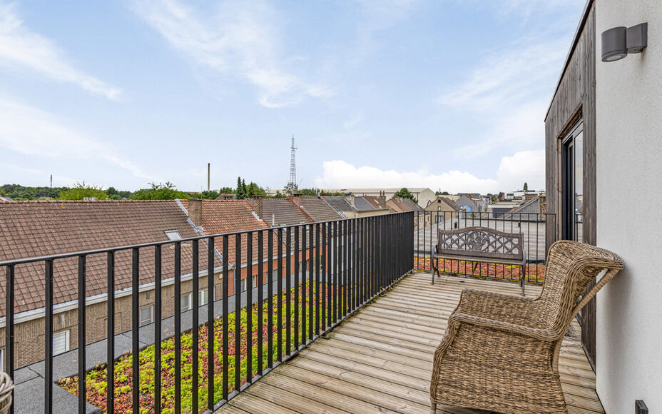 Leemans immobiliën biedt u dit prachtig  penthouse appartement aan in het centrum van Groot-Bijgaarden. Door zijn centrale ligging zijn  winkels, openbaar vervoer, scholen,  en sportinfrastructuur op wandelafstand. Het appartement is gelegen op de 3 de v