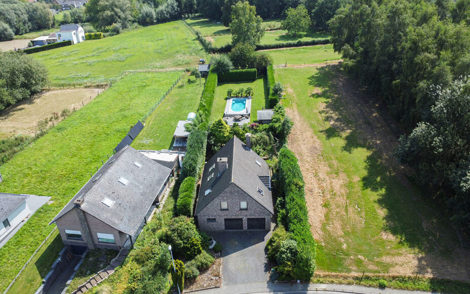 Êtes-vous à la recherche d’une maison de rêve qui rayonne de confort et de style ? Alors Leemans Immobiliën propose cette belle villa à Affligem, située dans un quartier calme et verdoyant, cette maison offre tout ce dont vous avez besoin pour une