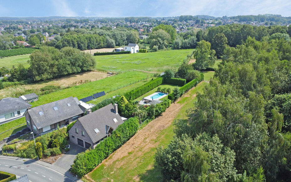 Bent u op zoek naar een droomhuis dat comfort en stijl uitstraalt? Dan heeft leemans immobiliën deze mooie villa in Affligem ,gelegen in een rustige en groene omgeving biedt deze  woning alles wat u nodig heeft voor een leven in rust, privacy en ontspann