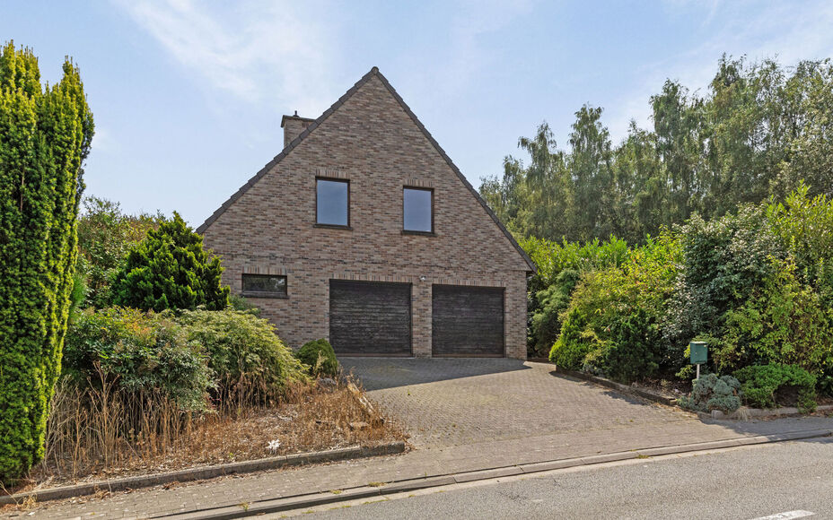 Bent u op zoek naar een droomhuis dat comfort en stijl uitstraalt? Dan heeft leemans immobiliën deze mooie villa in Affligem ,gelegen in een rustige en groene omgeving biedt deze  woning alles wat u nodig heeft voor een leven in rust, privacy en ontspann