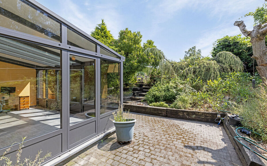 Bent u op zoek naar een droomhuis dat comfort en stijl uitstraalt? Dan heeft leemans immobiliën deze mooie villa in Affligem ,gelegen in een rustige en groene omgeving biedt deze  woning alles wat u nodig heeft voor een leven in rust, privacy en ontspann